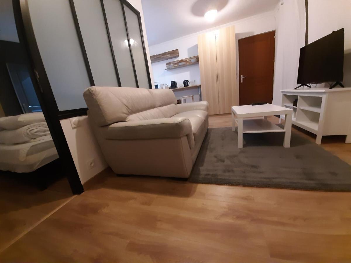 Apartment 2 Pieces, Proche Rer, Bus Et Chateau *